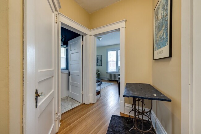 Foto del edificio - Stylish Downtown Apartment with a Private Oasis and Pool Retreat!