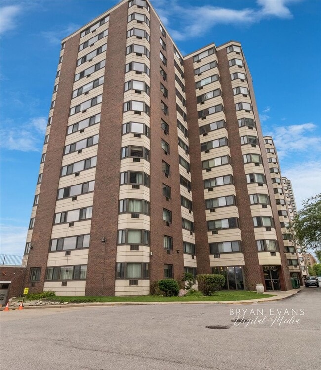 Building Photo - 7337 S South Shore Dr