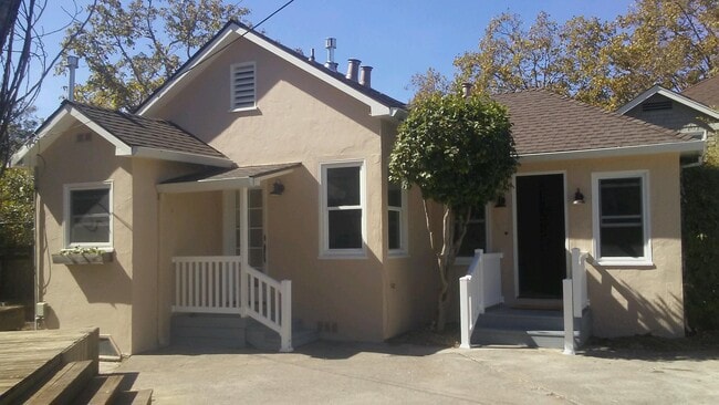 Building Photo - 15 Treanor Street