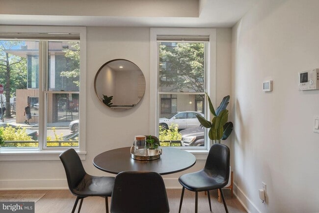 Foto del edificio - 703 Newton Pl NW