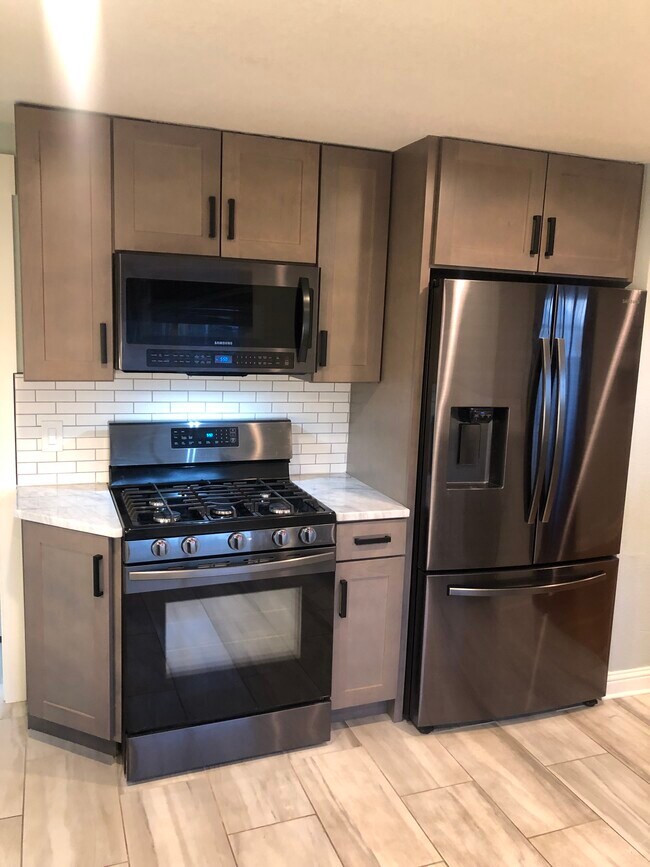 Samsung gas stove oven, double-door fridge and microwave to match! - 5045 Adams St
