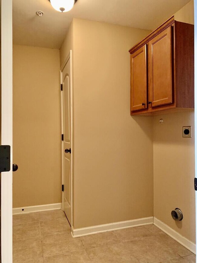 Building Photo - 1848 Givenchy Pl