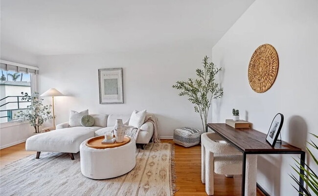 Building Photo - "Charming 1-Bedroom Santa Monica Retreat w...