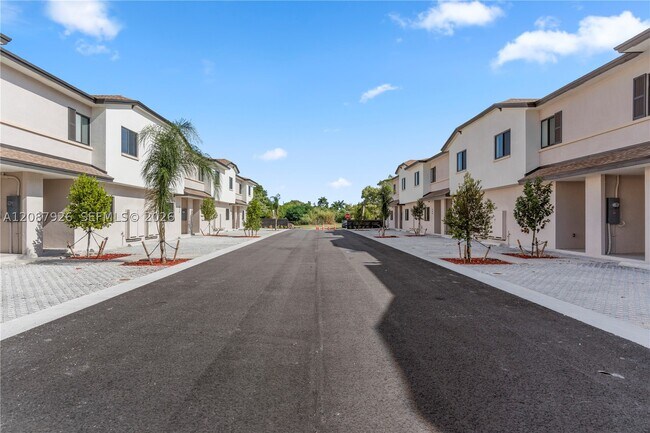 Building Photo - 401 W Palm Dr