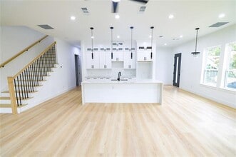 Building Photo - 302 E 7th St