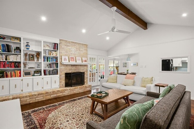 Foto del edificio - 12101 Carmel Park Ln