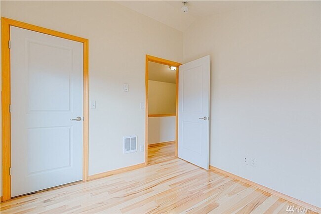 Building Photo - Charming 3-Story townhome located near Hig...