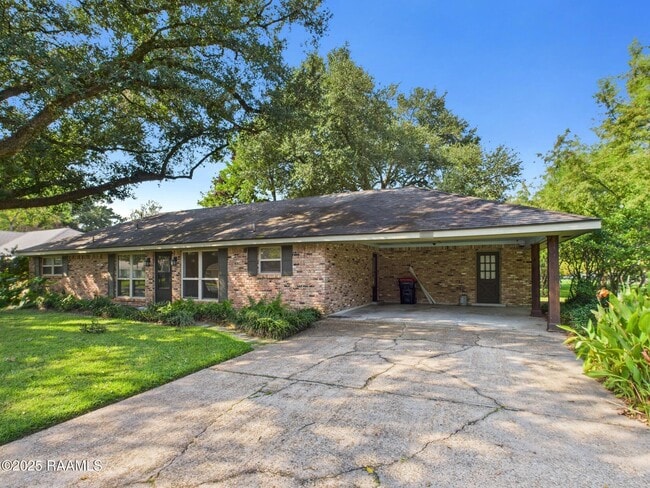 Building Photo - 200 Claymore Dr