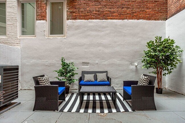 Building Photo - Recently Renovated 1 Bedroom + Den in the ...
