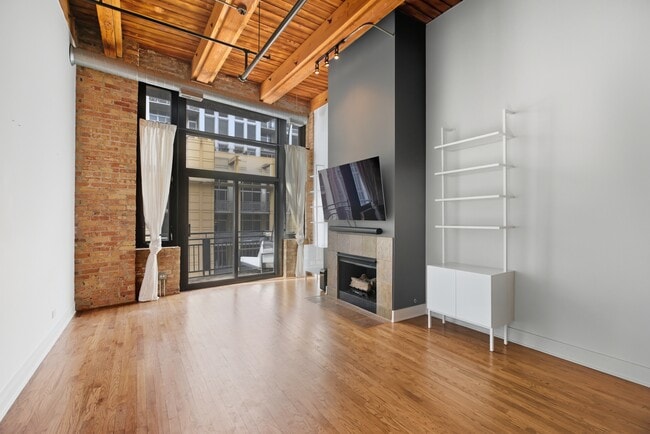 Building Photo - 525 W Superior St