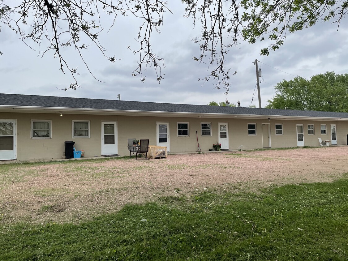 913 S Main St Unit 2, Lennox, SD 57039 Apartments in Lennox, SD