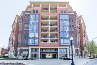 Building Photo - 437 W Division St