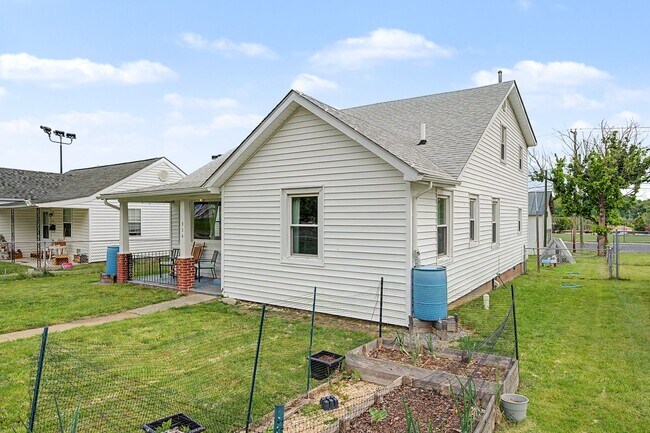 Foto del edificio - Spacious 5-Bedroom Home Near Radford University