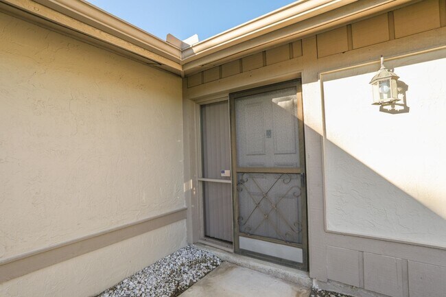 Foto del edificio - 5005 Ledgewood Way