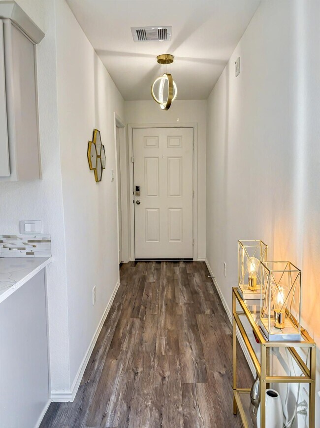 Building Photo - 5818 Hampton Vly Dr