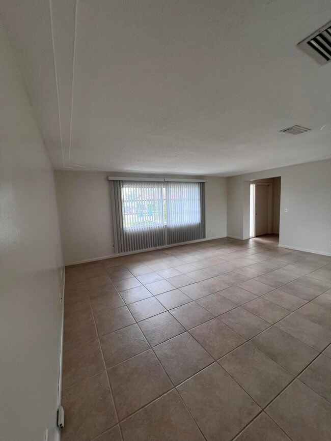 Building Photo - 350 Orion Ct
