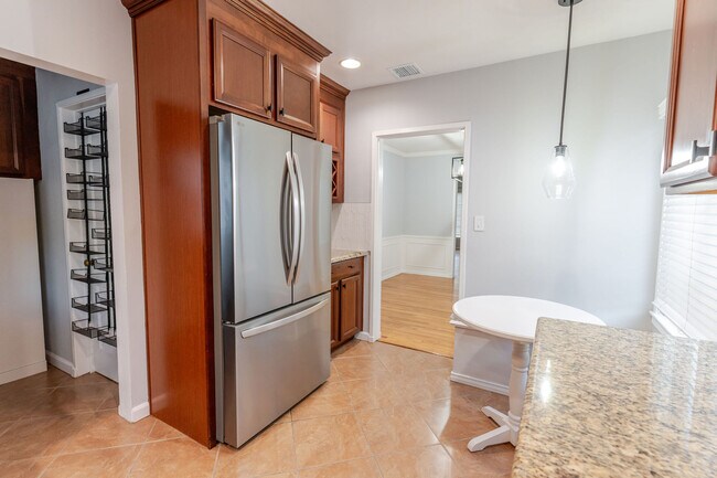 Building Photo - 640 E Valencia Ave