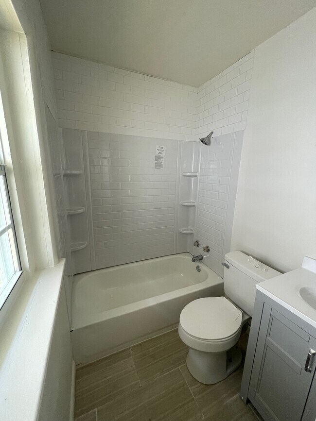 Baño - Thatcher on 28th