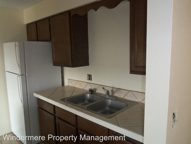 Building Photo - 215 E Whitman Dr