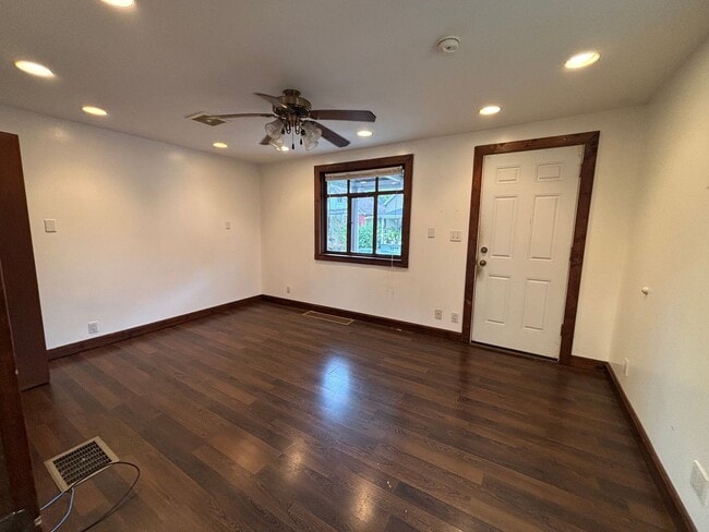 Building Photo - 2 Bedroom Home in Carnegie!