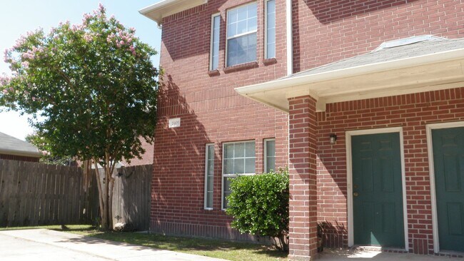 Foto del edificio - 3/3 WITH GREAT PRIVACY FENCED BACK YARD FOR YOUR FURRY FRIEND