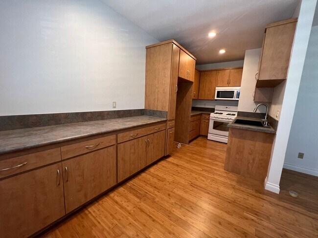 Building Photo - 3 bed, 2 1/2 bath Thousand Oaks Townhome