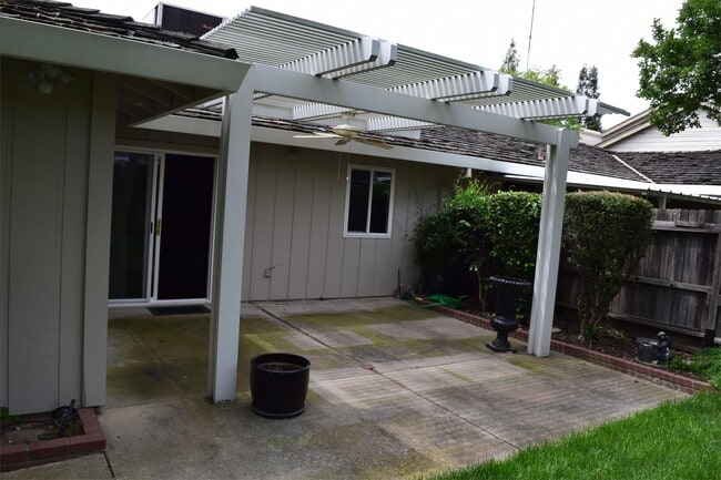 Foto del edificio - 5642 Cypress Point Dr