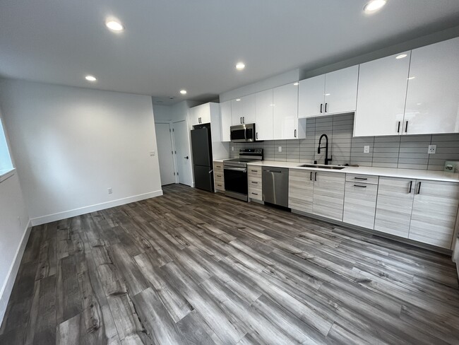 Building Photo - 845 Hiawatha Pl S
