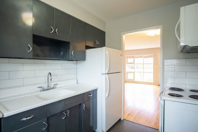 Foto del edificio - Mid-Century 2-bedroom Near OHSU Ready Mid-...