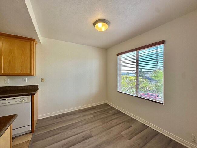 Foto del edificio - Updated Crown Point Condo With Wood Style ...