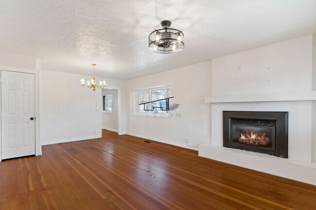 Foto del edificio - Charming Clinton Home – 4 Bedrooms, 1 Bath...