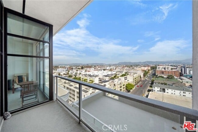 Foto del edificio - 3223 W 6th St