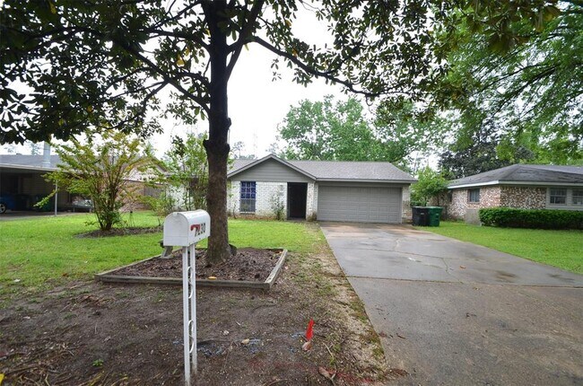 Building Photo - 7230 Oak Village Dr