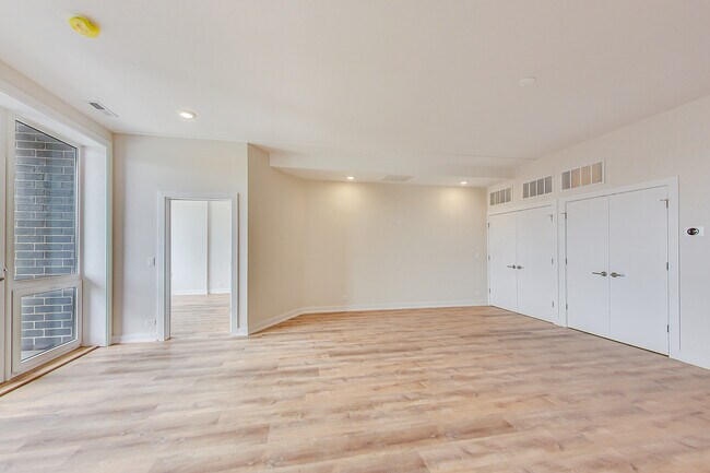 Building Photo - 2847 N Clybourn Ave
