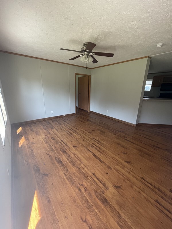 Building Photo - Spacious 3 bedroom 2 bath house for rent i...