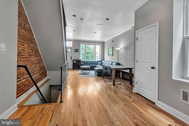 Building Photo - 2448 Carpenter St