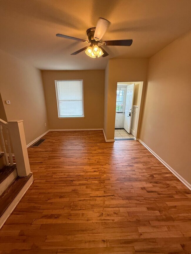 Foto del edificio - Reasonably priced three bedroom in West Ph...
