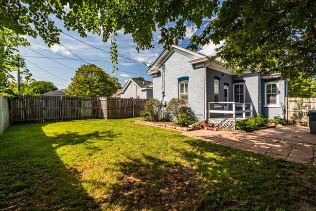 Building Photo - Centrally Located Single Family Home