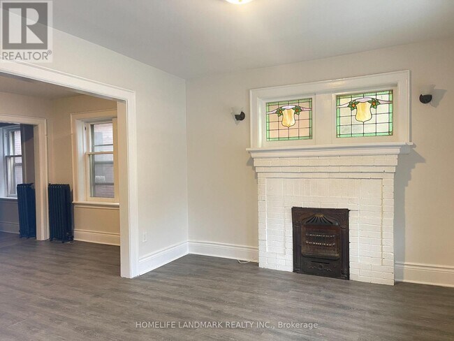 Building Photo - 987 Main St E