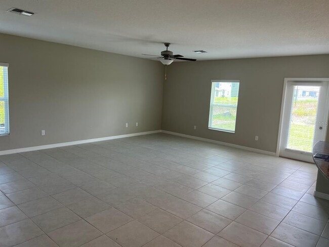Building Photo - 580 Royal Empress Dr