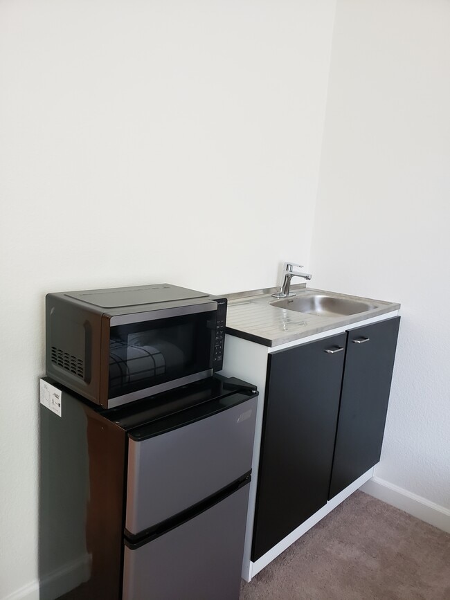 small kitchenette - 303 Hampstead Dr