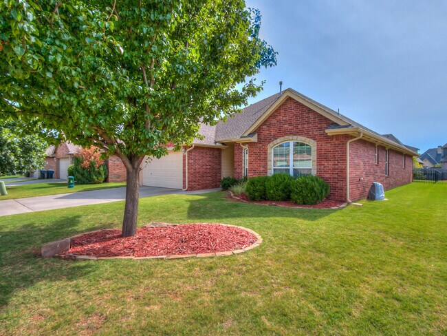 Building Photo - Gated Community + Edmond Schools + Lawn ca...