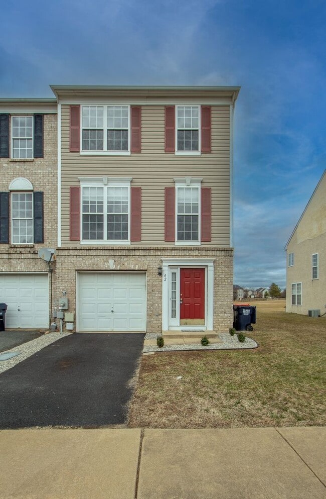 Building Photo - Great Views Overlooking the Golf Course - Large 3 Bedroom End unit TownHouse