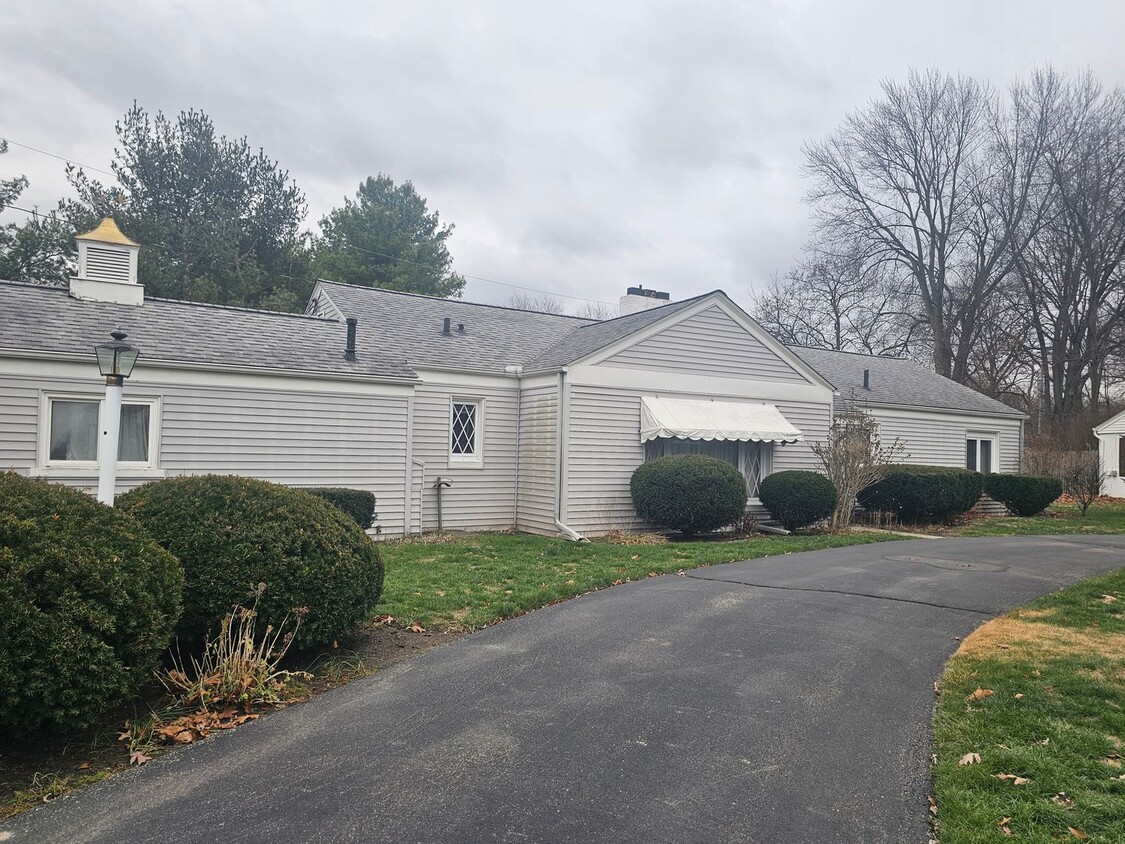 Primary Photo - Sprawling Ranch in a Great Toledo Neighbor...