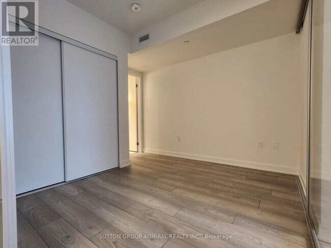 Photo du bâtiment - 120 Broadway Ave