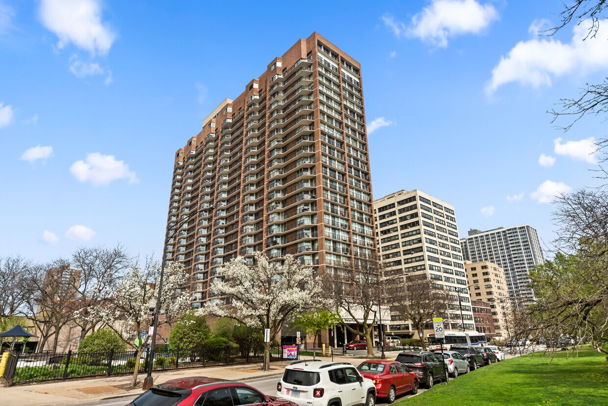 Foto principal - 4170 N Marine Dr