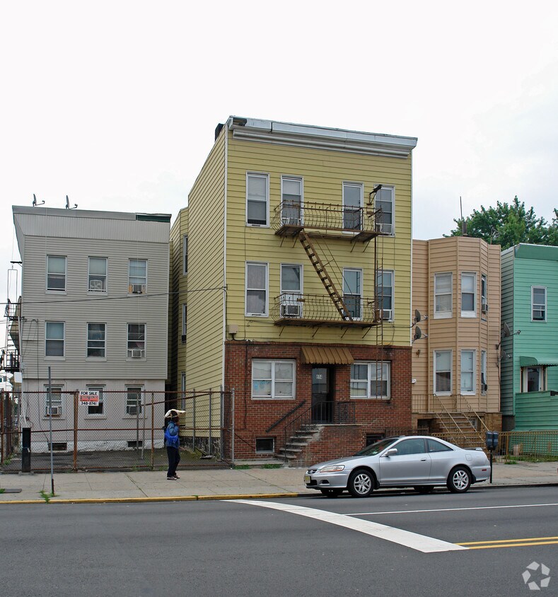 Primary Photo - 614 Kennedy Blvd