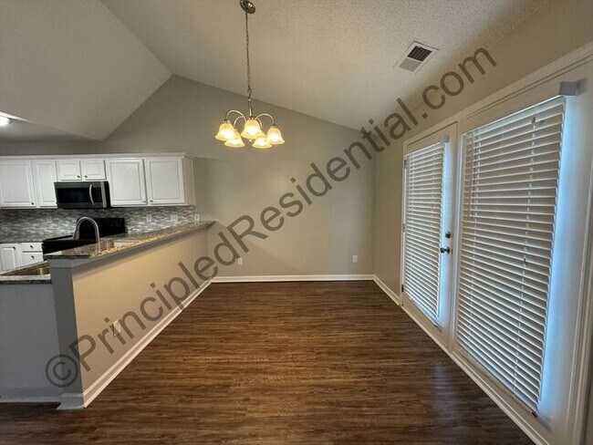 Foto del edificio - Nice 3 bedroom 2 bathroom home in great ne...