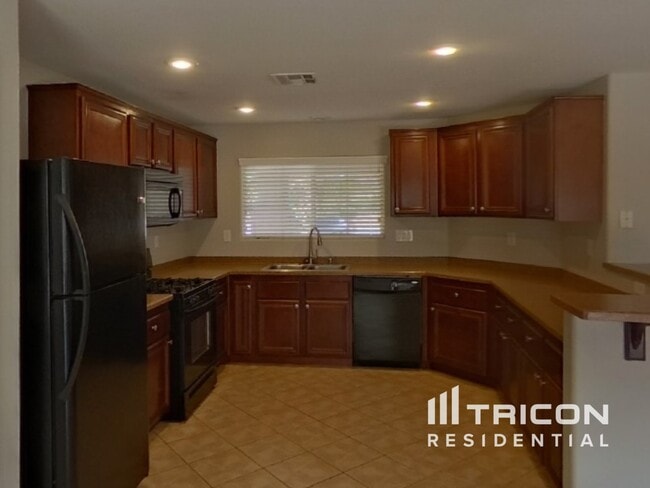 Building Photo - 2425 Cockatoo Dr