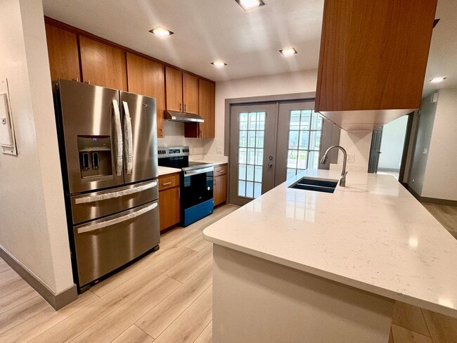 Building Photo - 2bd 2bath newly remodeled townhouse - Avai...